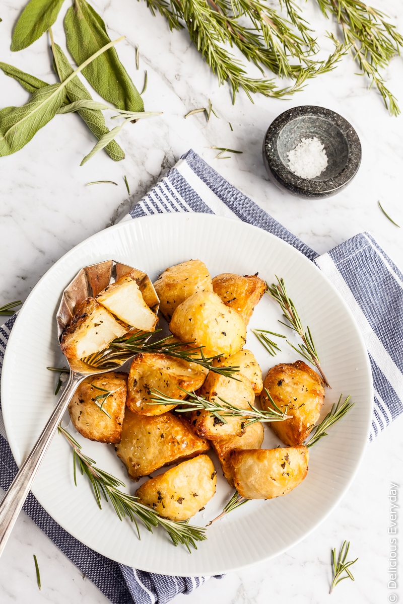 Planning on making roast potatoes this Christmas? Learn my secrets for crunchy, golden and crispy roast potatoes with rosemary, sage and garlic.