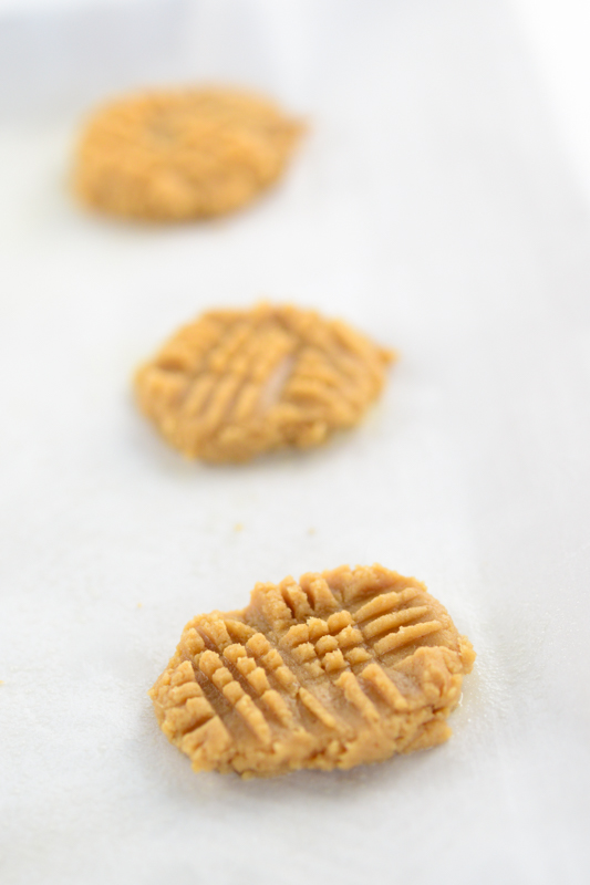 making criss-cross patterns on top of the vegan peanut butter cookies