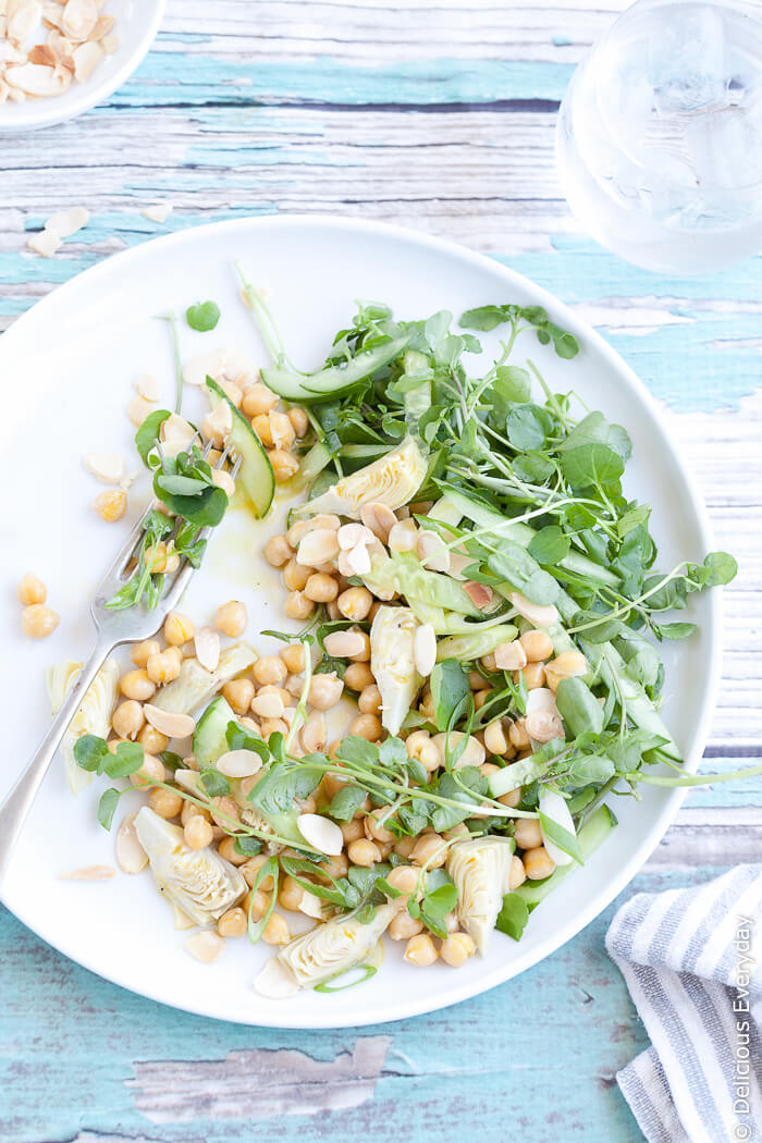 This easy to throw together vegan Artichoke Salad is a wonderful fresh and light lunch that can be thrown together in 10 minutes. | Click for the recipe