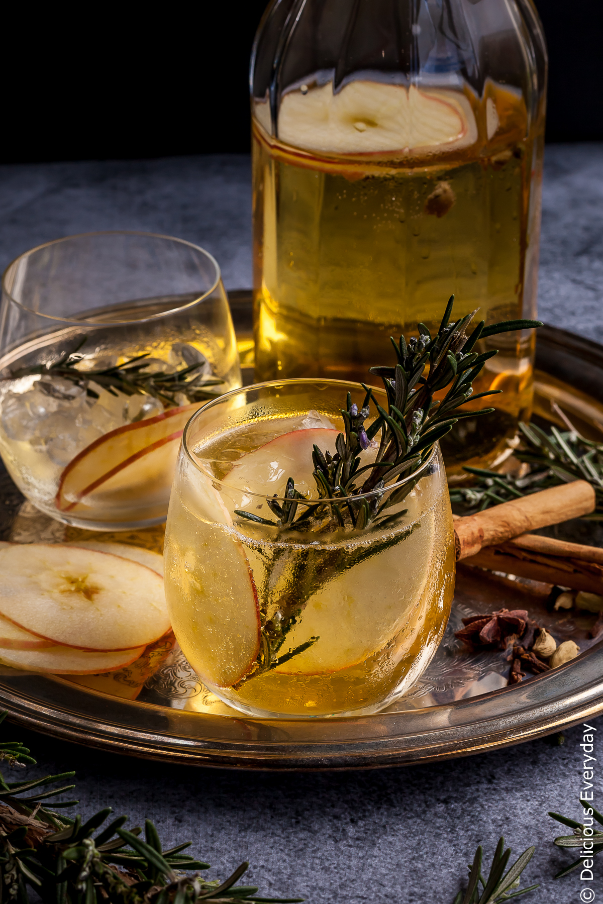 Beat the winter blues with this gorgeous fragrant homemade sugar-free Mulled Apple Cider recipe which tastes just like apple pie!