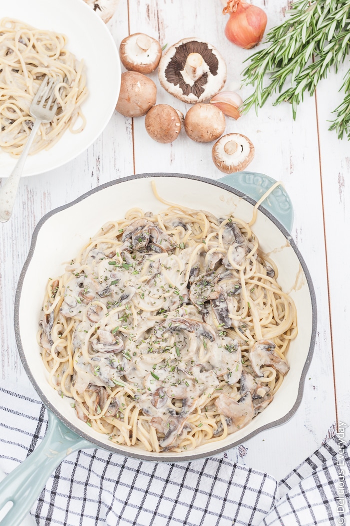 All you need is 20 minutes to make this super easy Vegan One Pot Creamy Mushroom Pasta is a handful of simple ingredients! | Click for the recipe